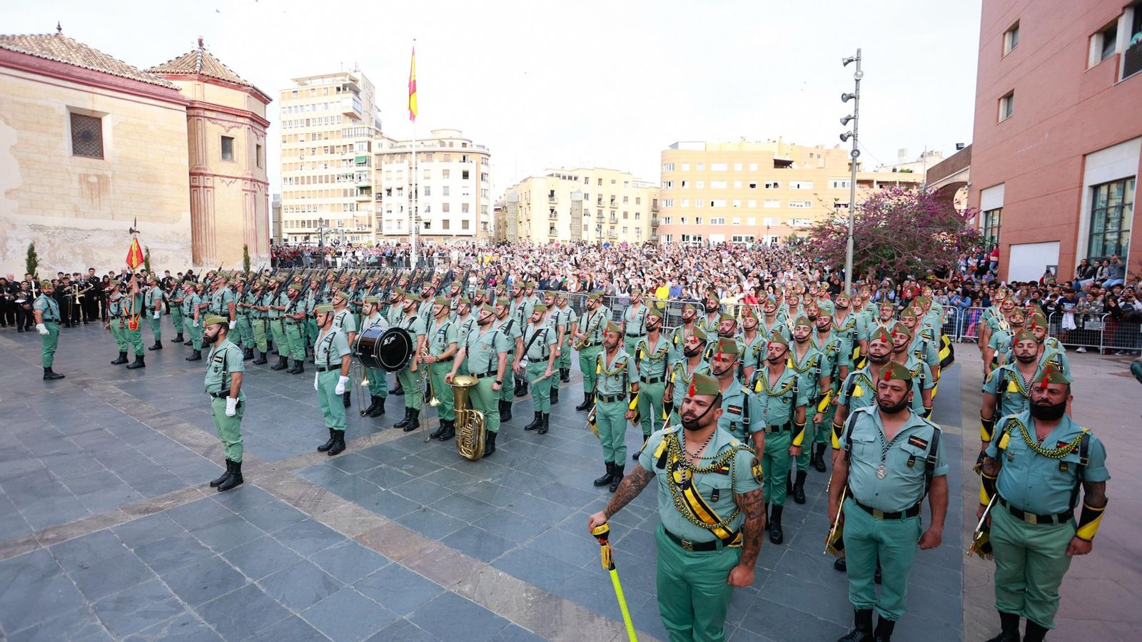 Mena y la Legión en su procesión del Jueves Santo en Málaga Mena y la Legión en su procesión del Jueves Santo en Málaga