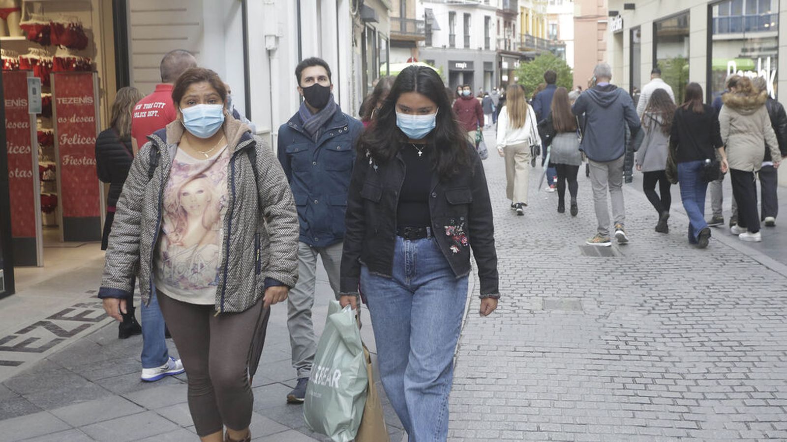 Varias personas pasean por el centro de Sevilla