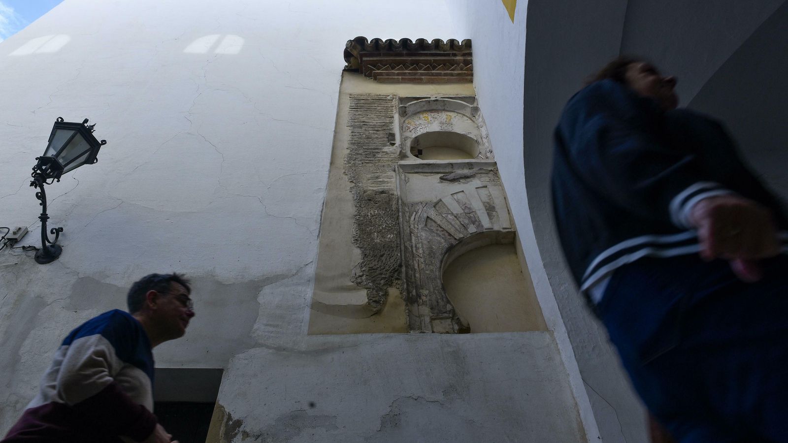 Parte de uno de los arcos de herradura que conectaban el jardín con la nave principal del Palacio del Yeso, hoy una calle