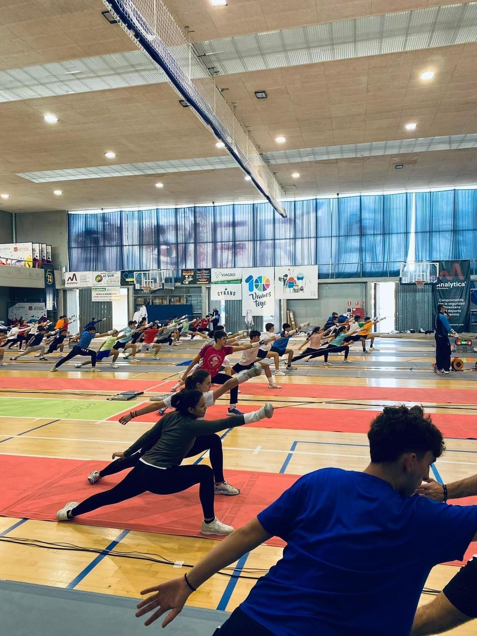 Los esgrimistas en plena acción durante una de las prácticas.