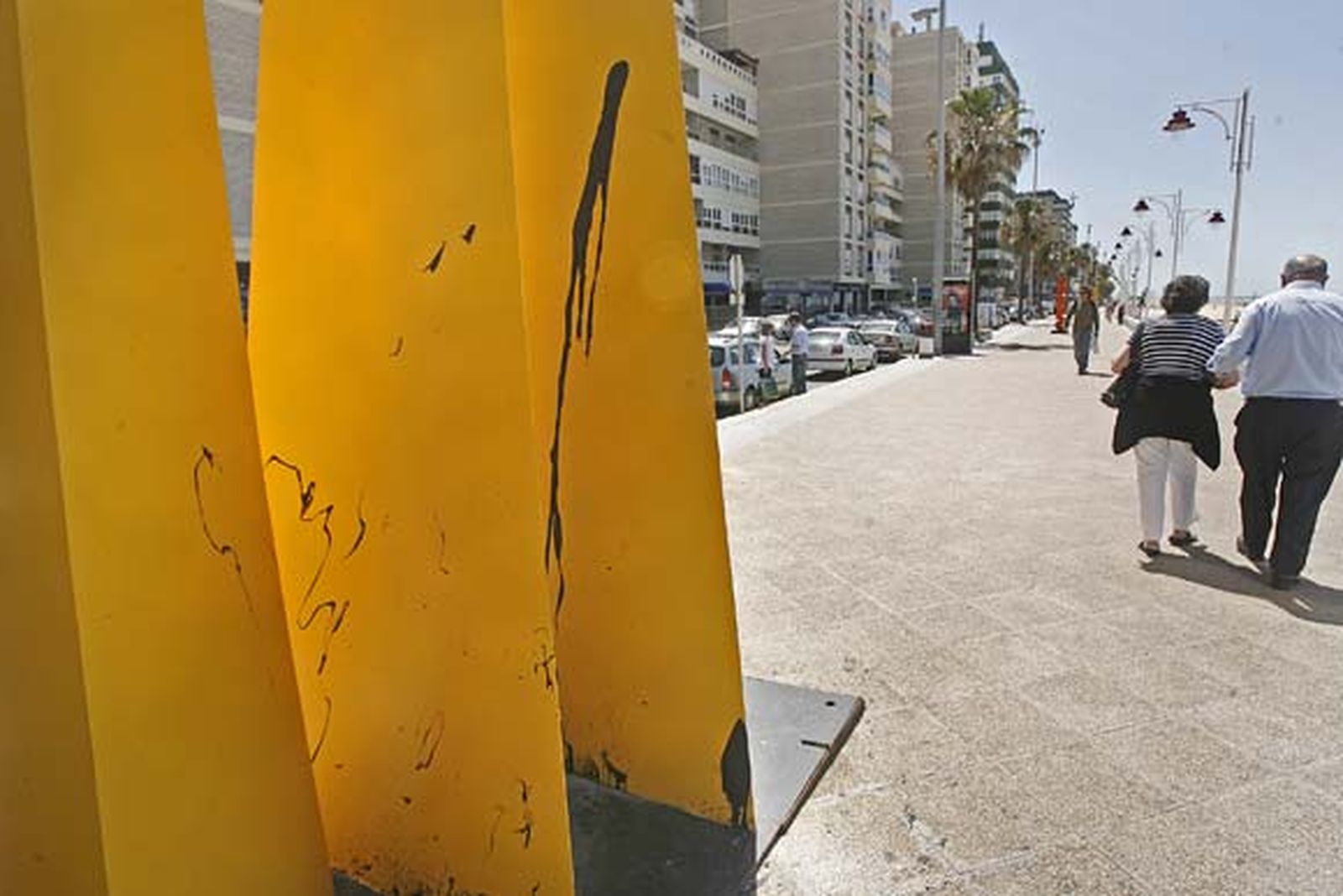 Decenas de operarios se afanan estos días por dejar la zona estrella del verano gaditano en perfecto estado./Joaquín Pino

Foto: Joaquin Pino