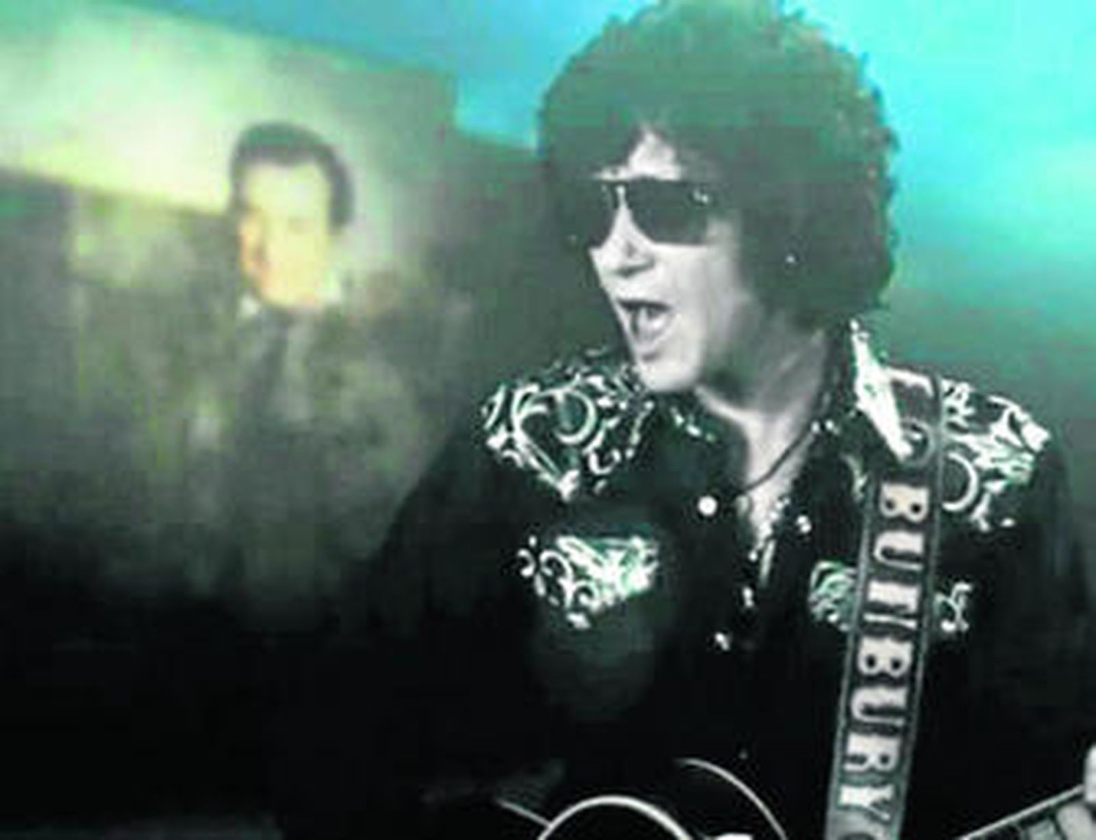 Un fotograma del vídeo, con Enrique Bunbury y, al fondo, el actor Juan Diego.