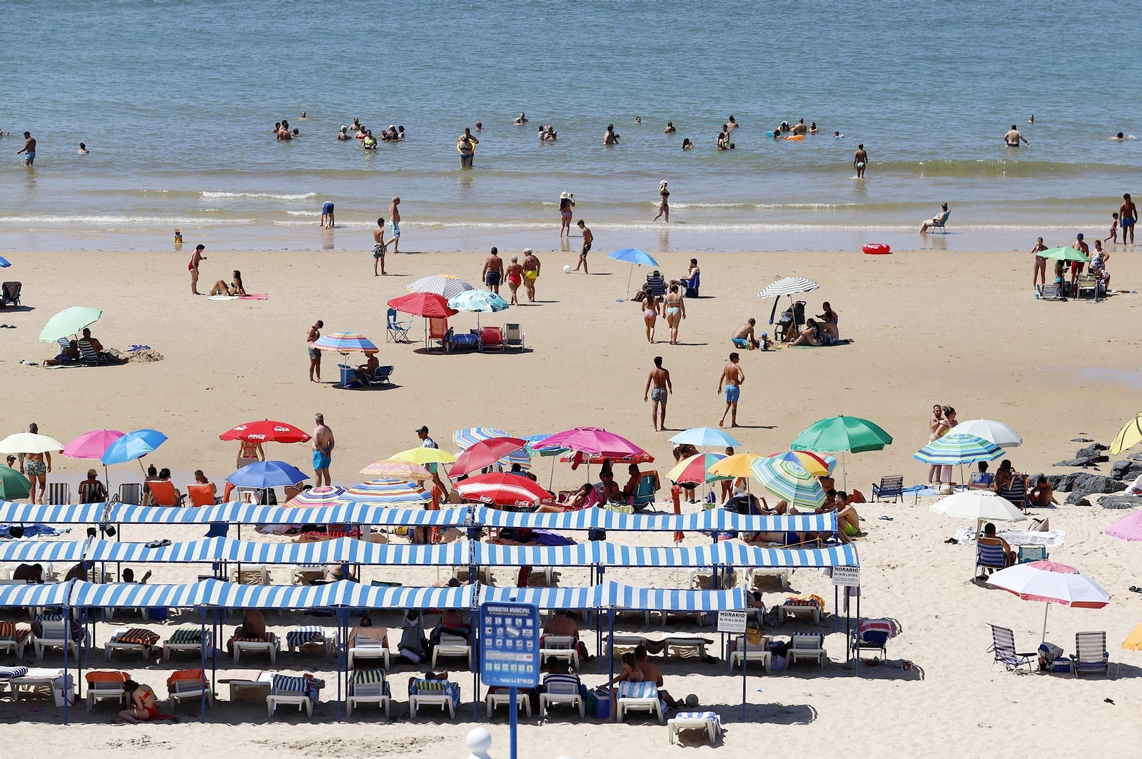 Imágenes de la playa de Matalascañas en un domingo caluroso