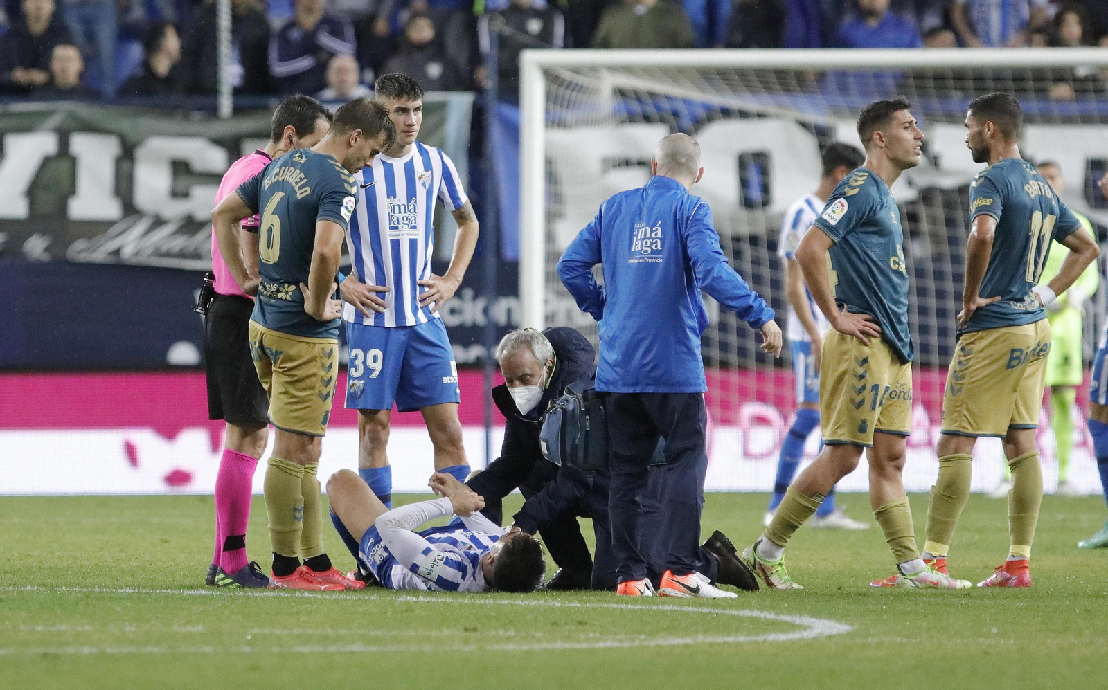 Momento en el que Ramón recibe las asistencias médicas en el Málaga CF-Las Palmas.