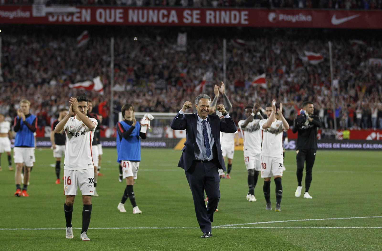 Caparrós celebra la victoria del Sevilla.