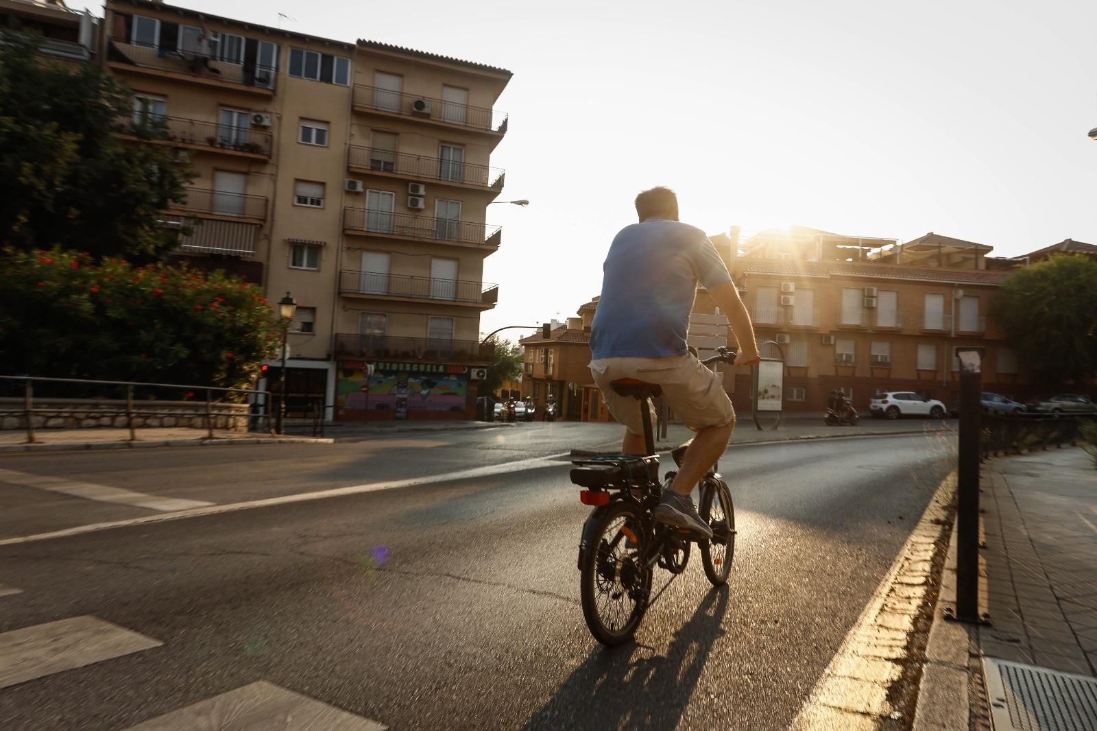 El humo de los incendios repartidos por el país cubre Granada: las imágenes