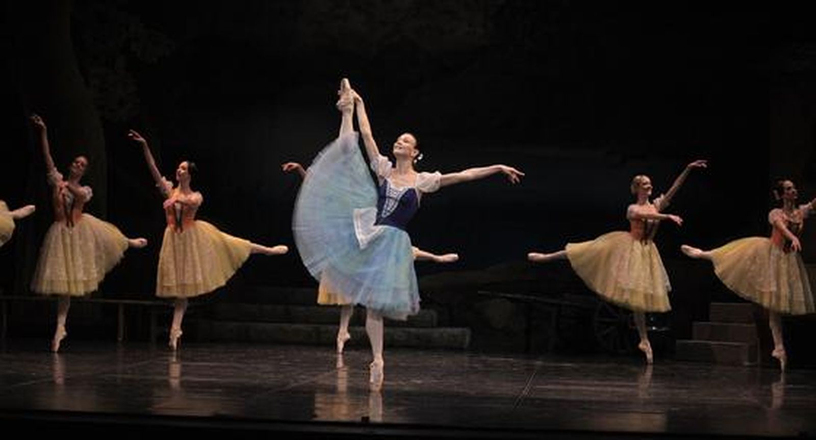 Imágenes de 'Giselle' en el Teatro de la Maestranza. / Antonio Pizarro