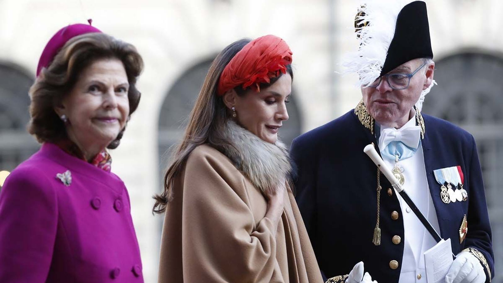 Detalle de la diadema roja de Doña Letizia.