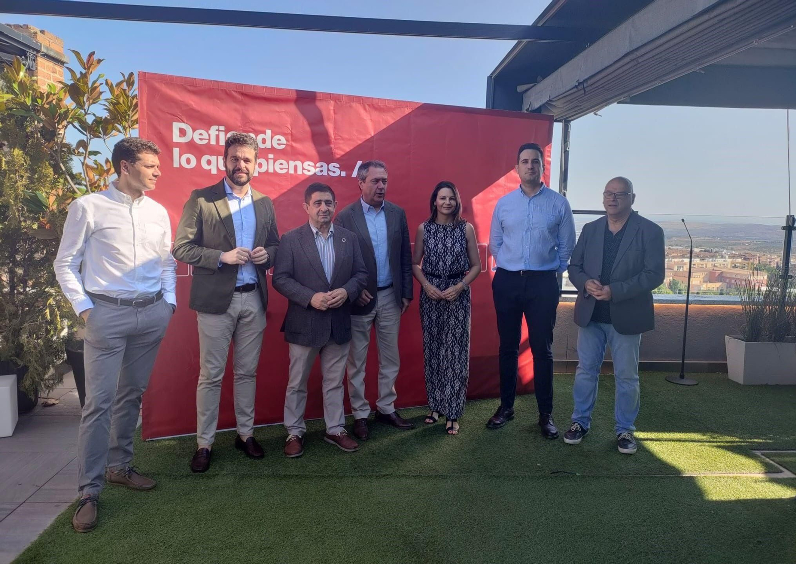 El secretario general del PSOE-A Juan Espadas, junto al presidente de la Diputación de Jaén, Francisco Reyes, y miembros de la candidatura por esta provincia. El secretario general del PSOE-A Juan Espadas, junto al presidente de la Diputación de Jaén, Francisco Reyes, y miembros de la candidatura por esta provincia.