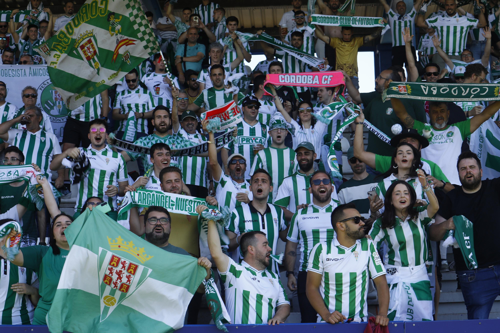 Las mejores fotos de la afición del Córdoba CF en el partido ante la Ponferradina en El Toralín Las mejores fotos de la afición del Córdoba CF en el partido ante la Ponferradina en El Toralín