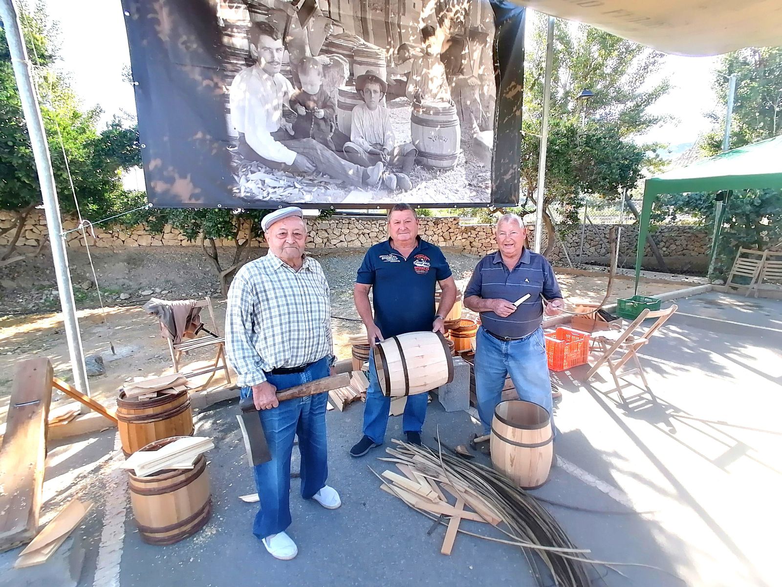 Guillermo García Alarcón, Eduardo Ortega y Manuel Belmonte fueron los encargados de hacer los barriles de la uva.