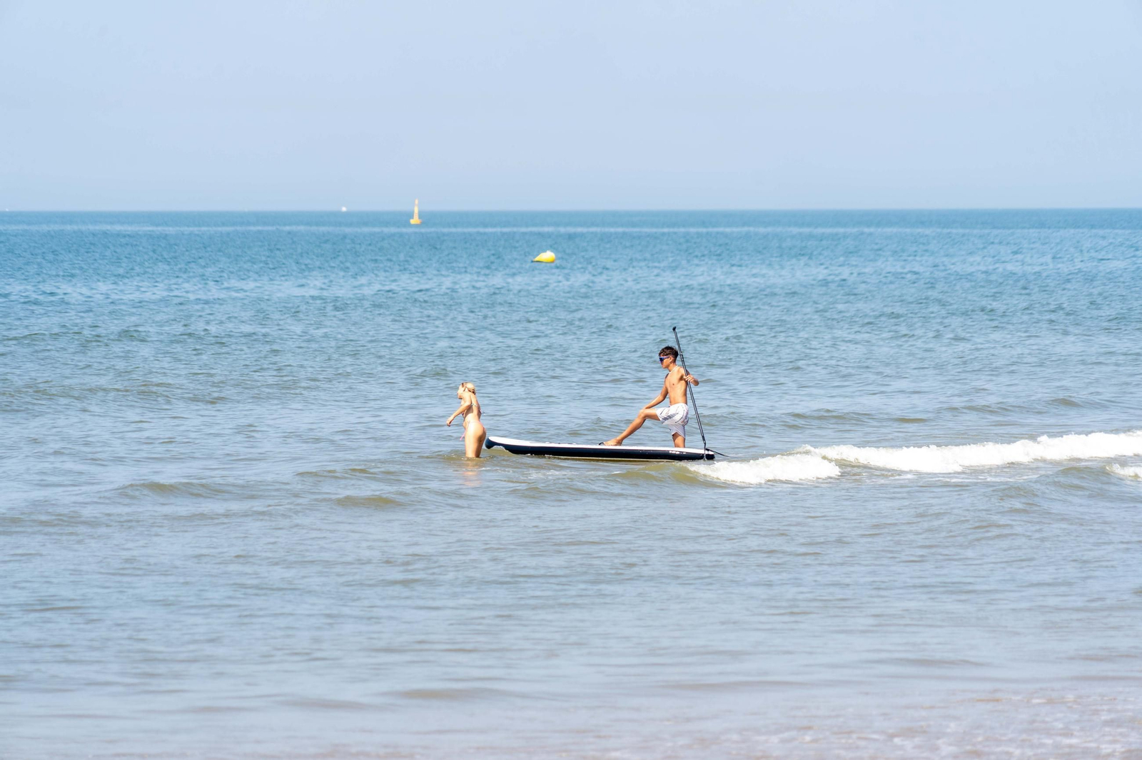 Una mañana de domingo en El Espigón, la playa de Huelva capital.