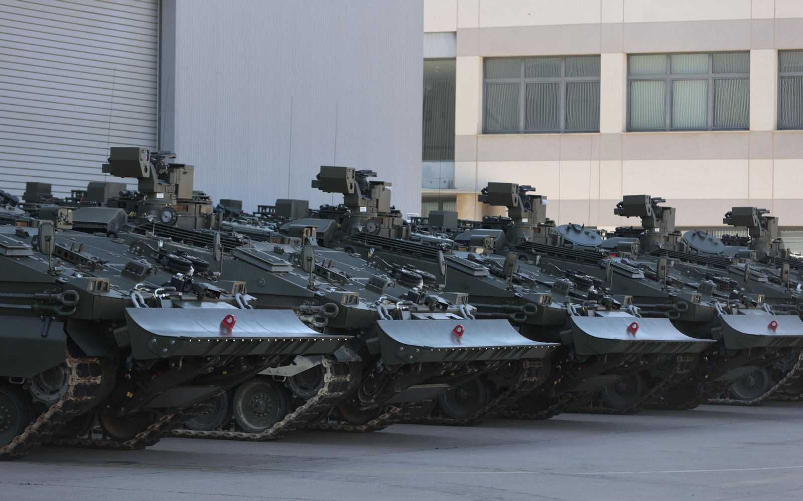 La visita de la ministra de Defensa a la fábrica De Santa Bárbara en imágenes