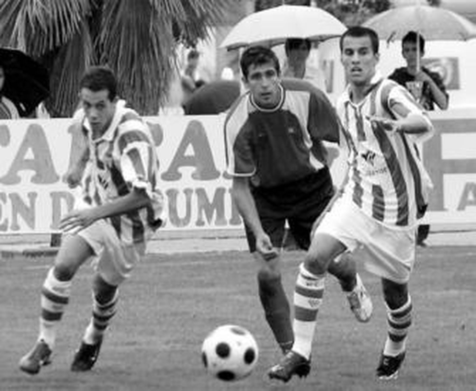 El chiclanero Romero, que persigue a un jugador del filial blanquiverde, fue el autor del cuarto gol.