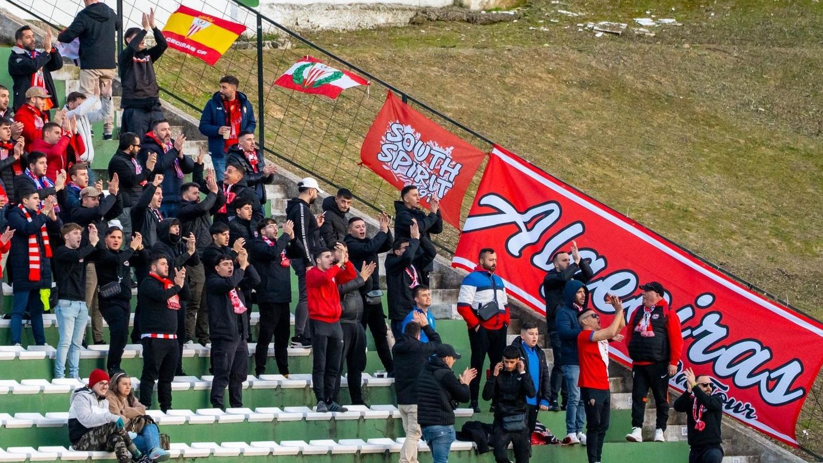 La afición del Algeciras en El Maulí de Antequera.