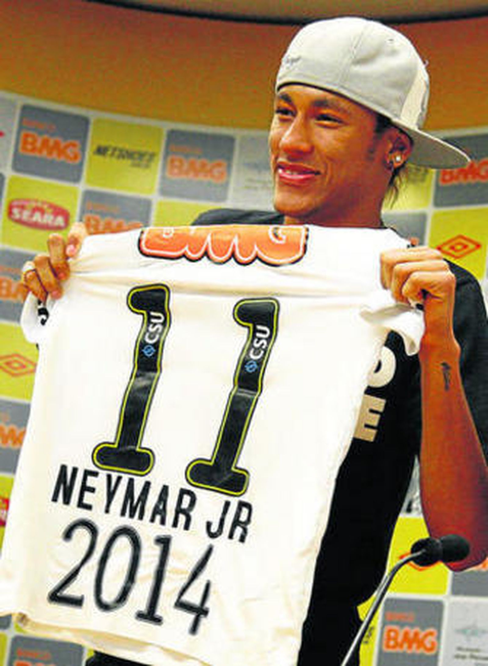 Neymar muestra una camiseta del Santos con el año hasta el que firmó.