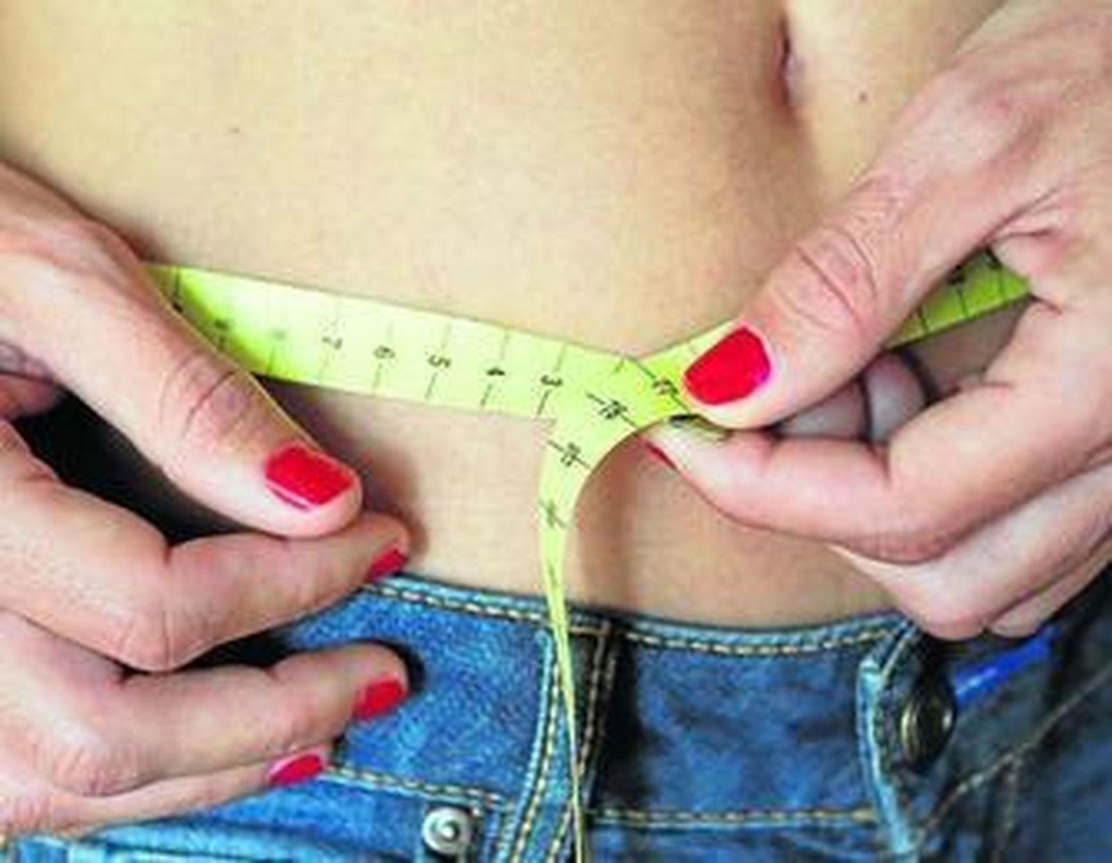 Una joven se toma medidas.