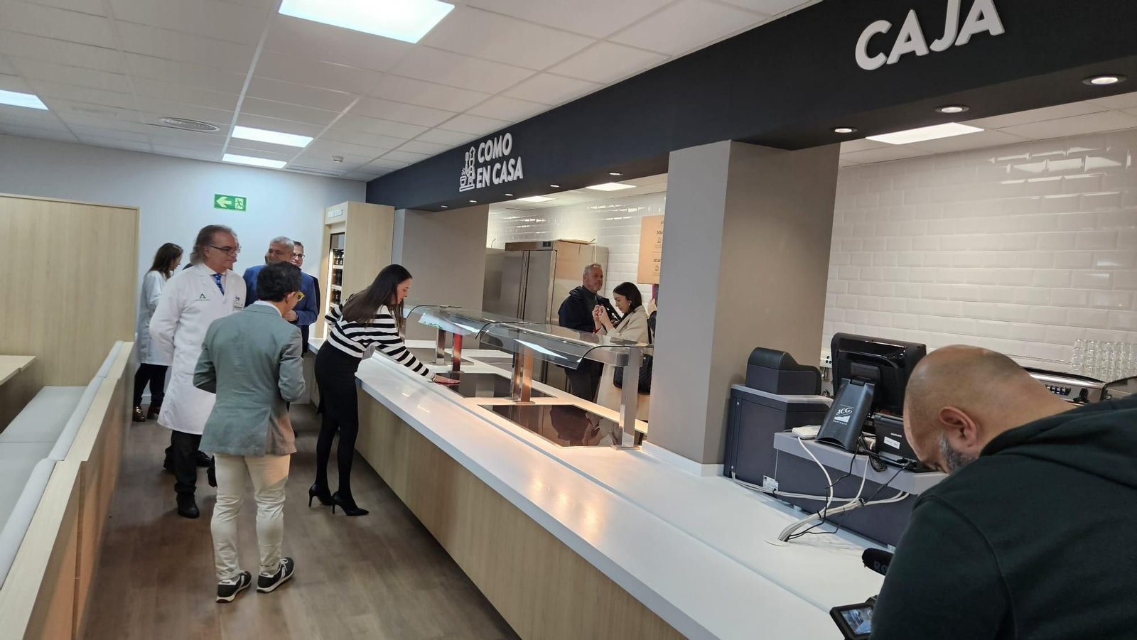 Imágenes de la flamante cafetería del Hospital Torrecárdenas