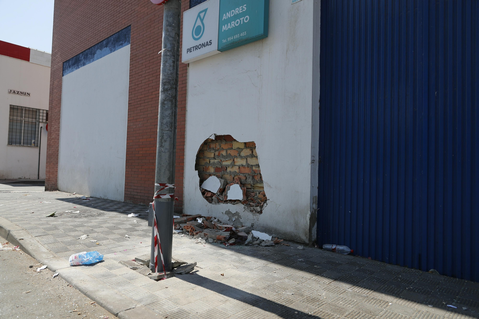 La pared contra la que se estrelló el delincuente.