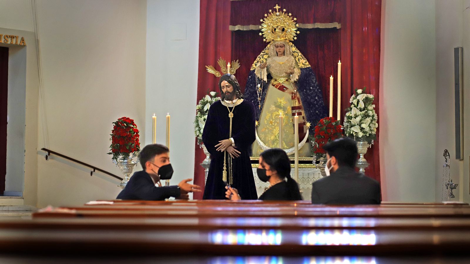 Cofrades ante los titulares de La Redención.