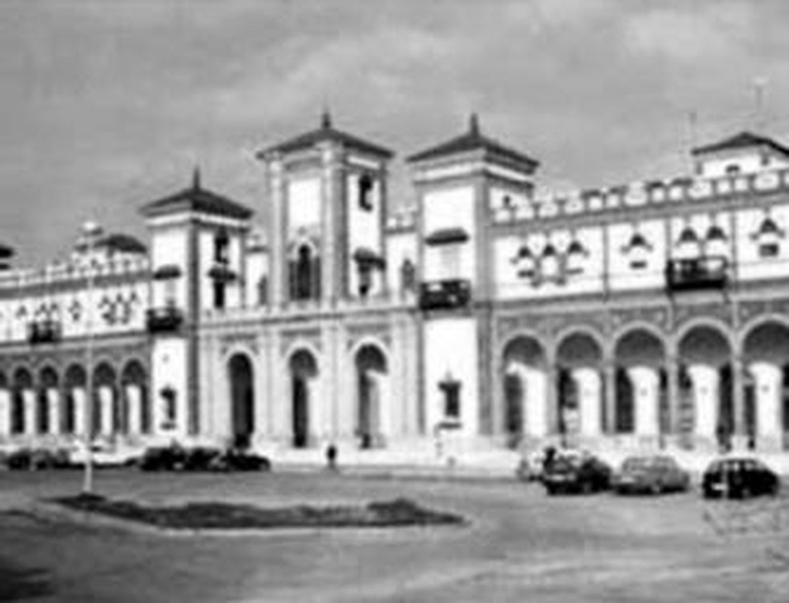 Una vista antigua de la fachada de la estación de ferrocarriles junto al aspecto actual de la plaza, donde la fachada ha quedado prácticamente oculta por las nuevas construcciones.