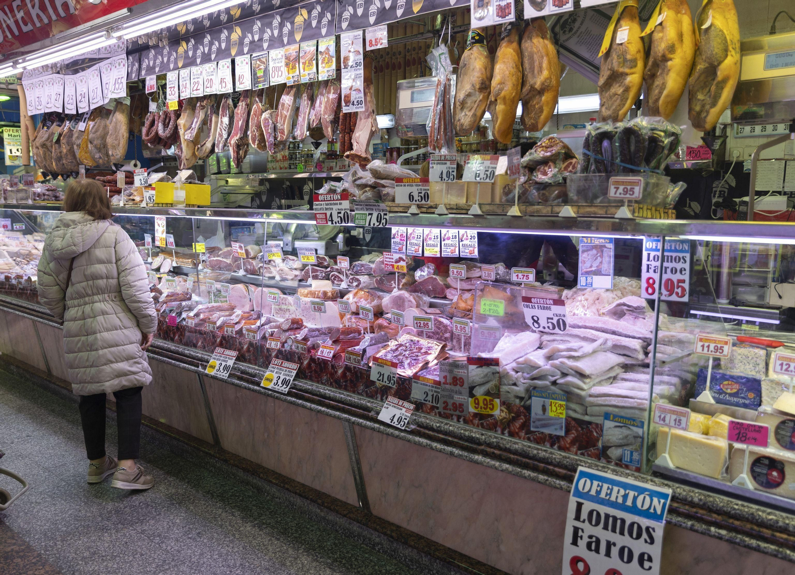 Imagen de archivo de una mujer comprando en un mercado Imagen de archivo de una mujer comprando en un mercado