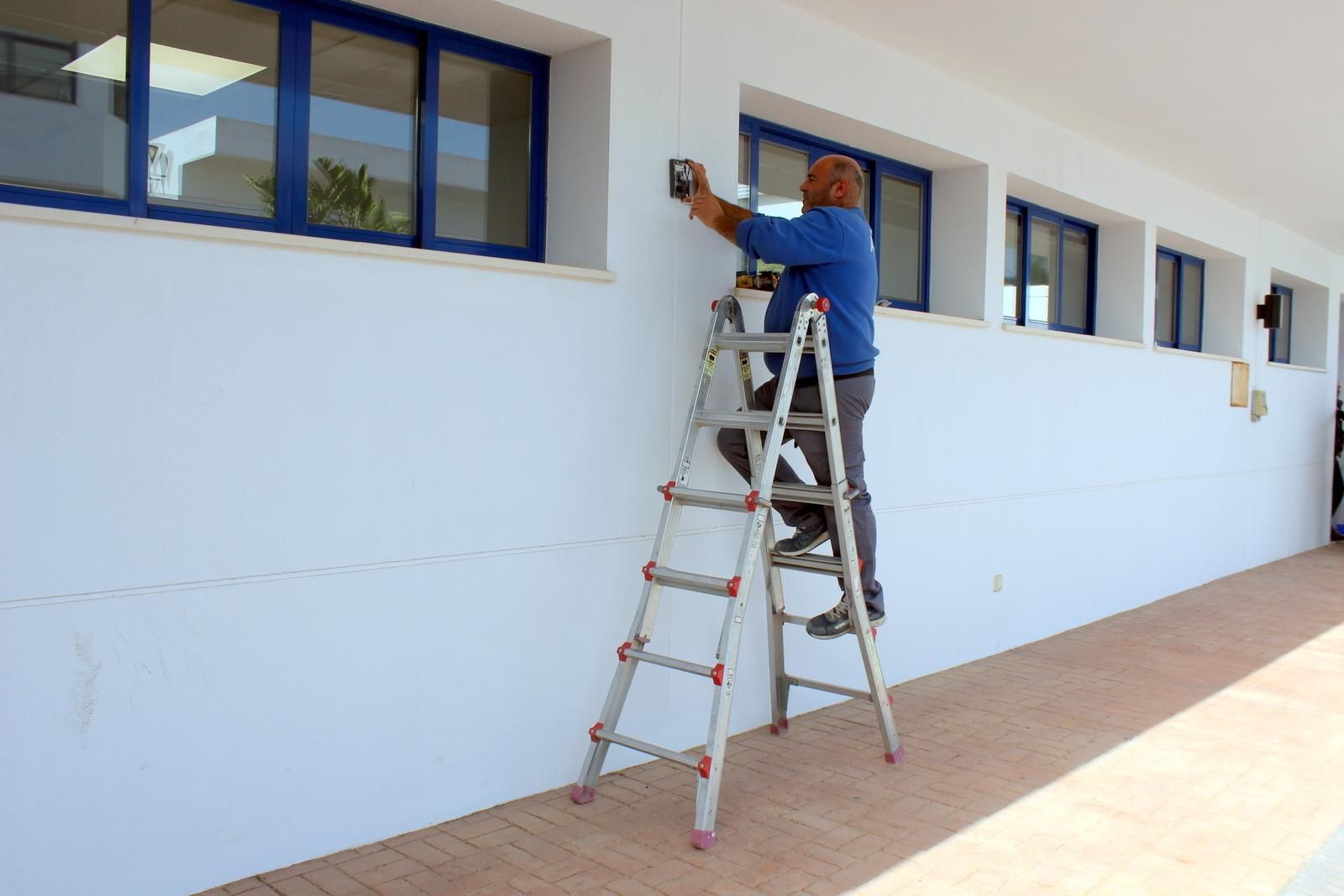 un obrero realizando trabajos de mejora de la eficiencia energética en la Jefatura de Policía Local esteponera.