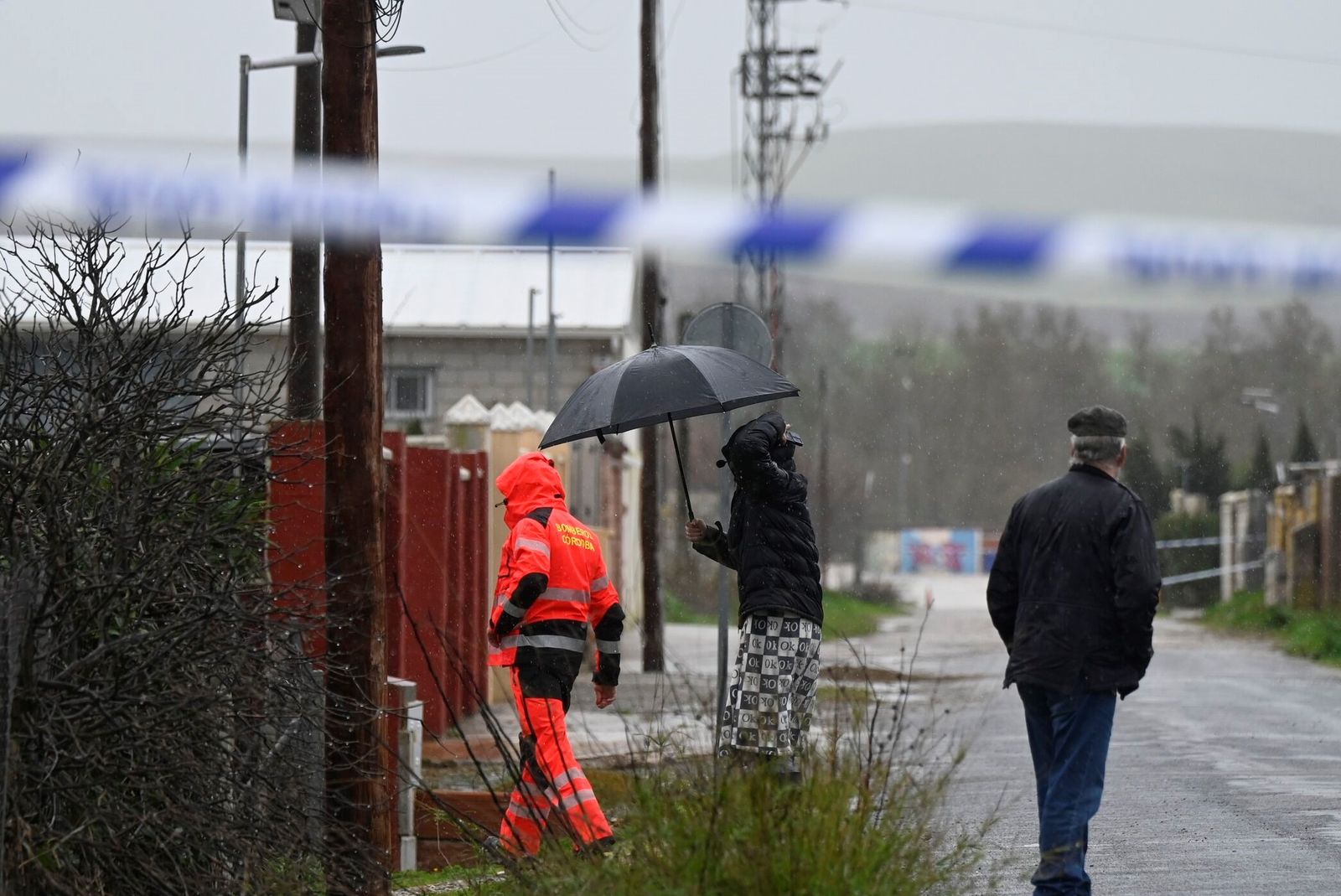 Los bomberos acompañan a los vecinos de Majaneque a sus casas durante la inundación.
