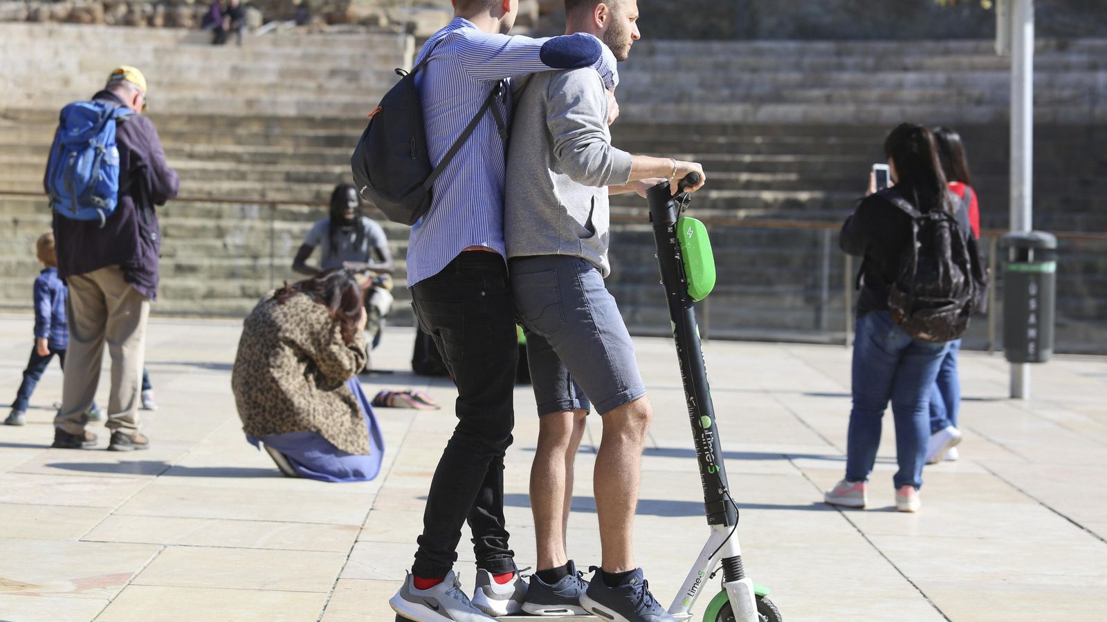 Dos usuarios comparten un vehículo.