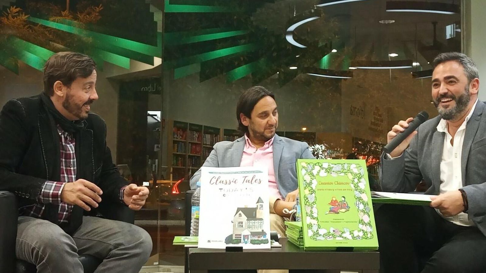 Los autores, durante la presentación en la Casa del Libro de Viapol, flanqueando al periodista Andrés Ocaña, que les presentó.