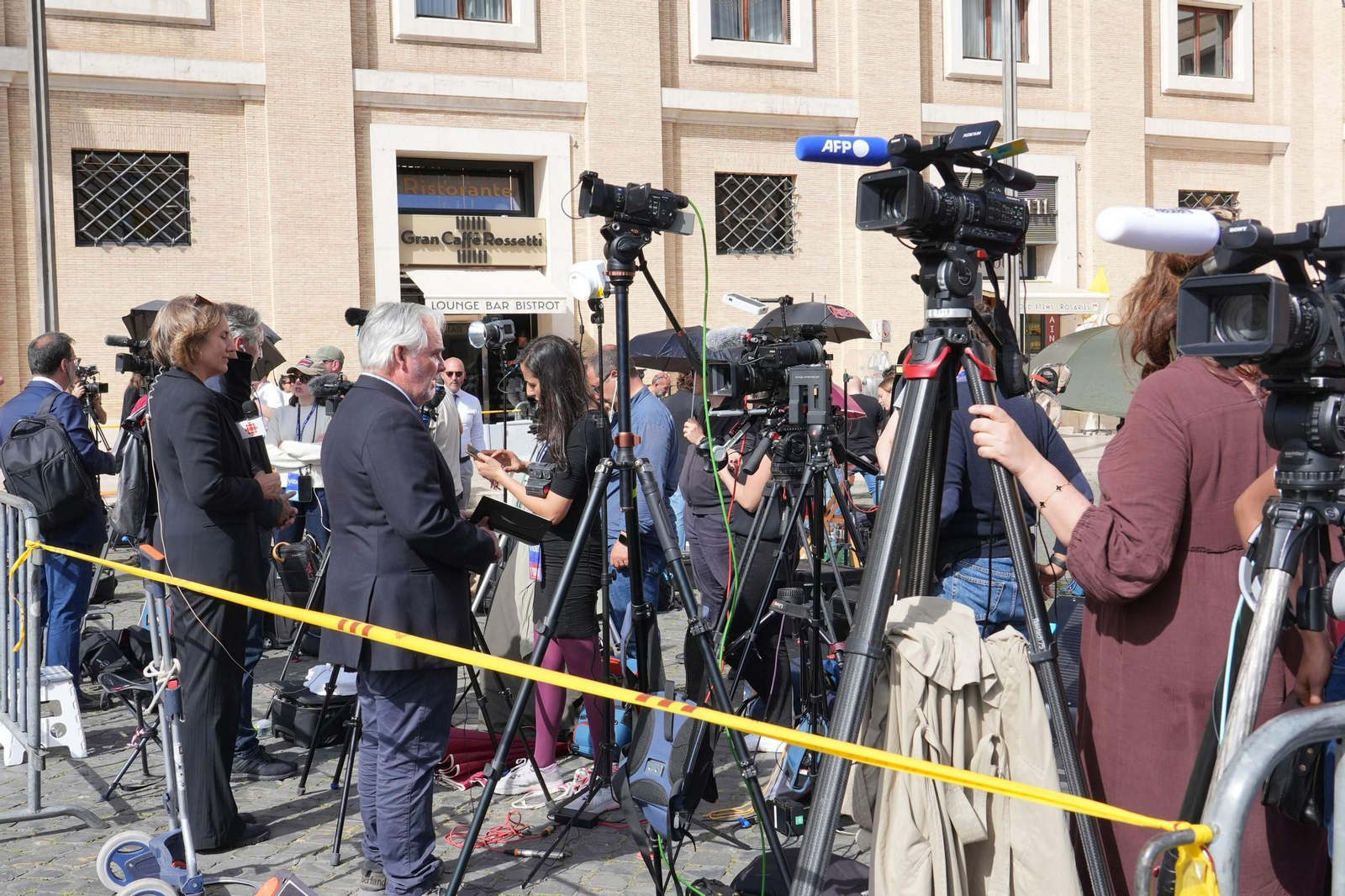 Fotos del ambiente en Roma tras la muerte del papa Francisco