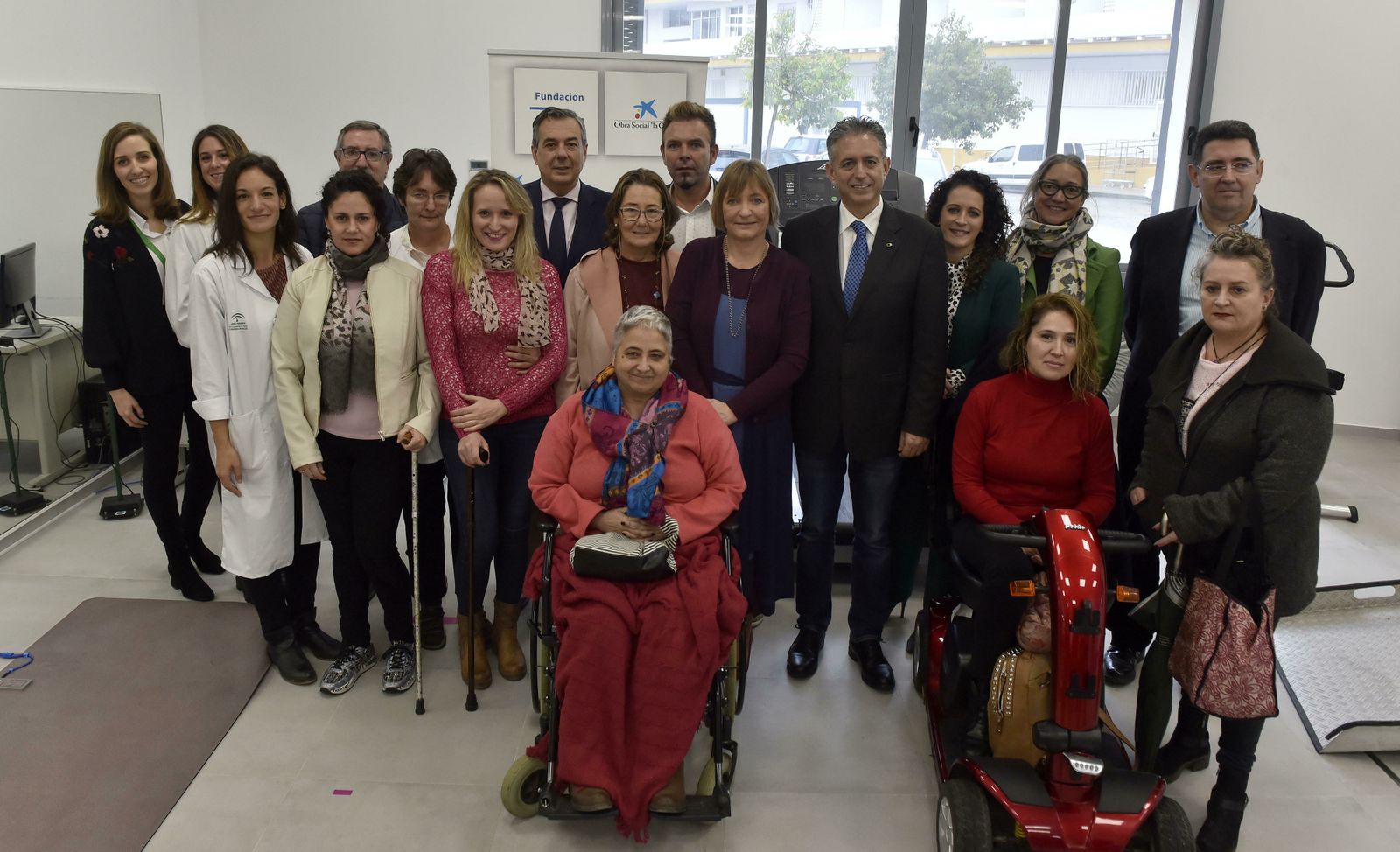La delegada de Salud, Regina Serrano, con el director gerente del área hospitalaria Virgen Macarena, Francisco Merino, y el jefe de Servicio de Neurología del Hospital, Joan Montaner, visitaron las instalaciones del proyecto NeuroLab-Lázaro.