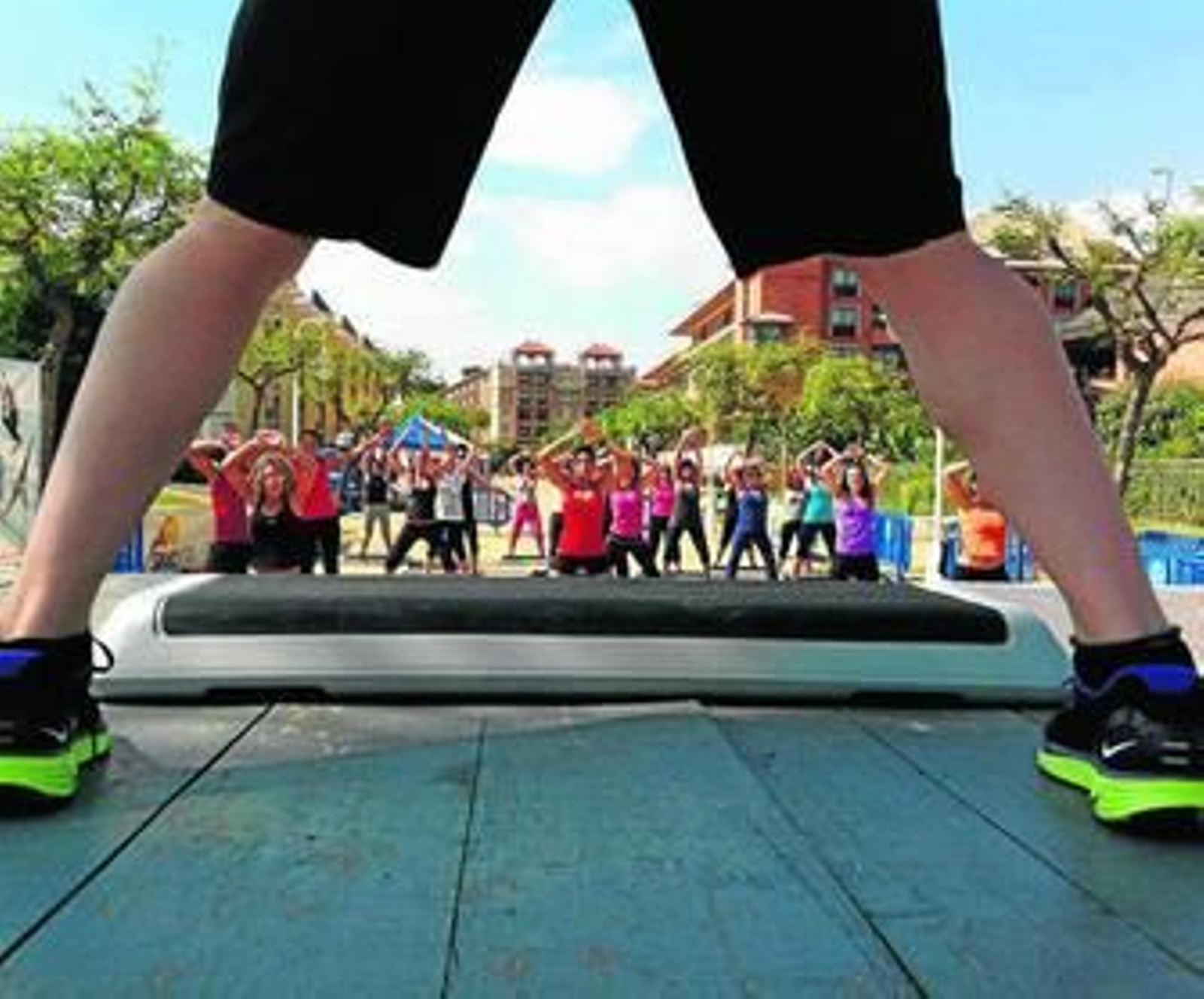 Algunos de los participantes en la convención atienden las intrucciones de uno de los monitores.