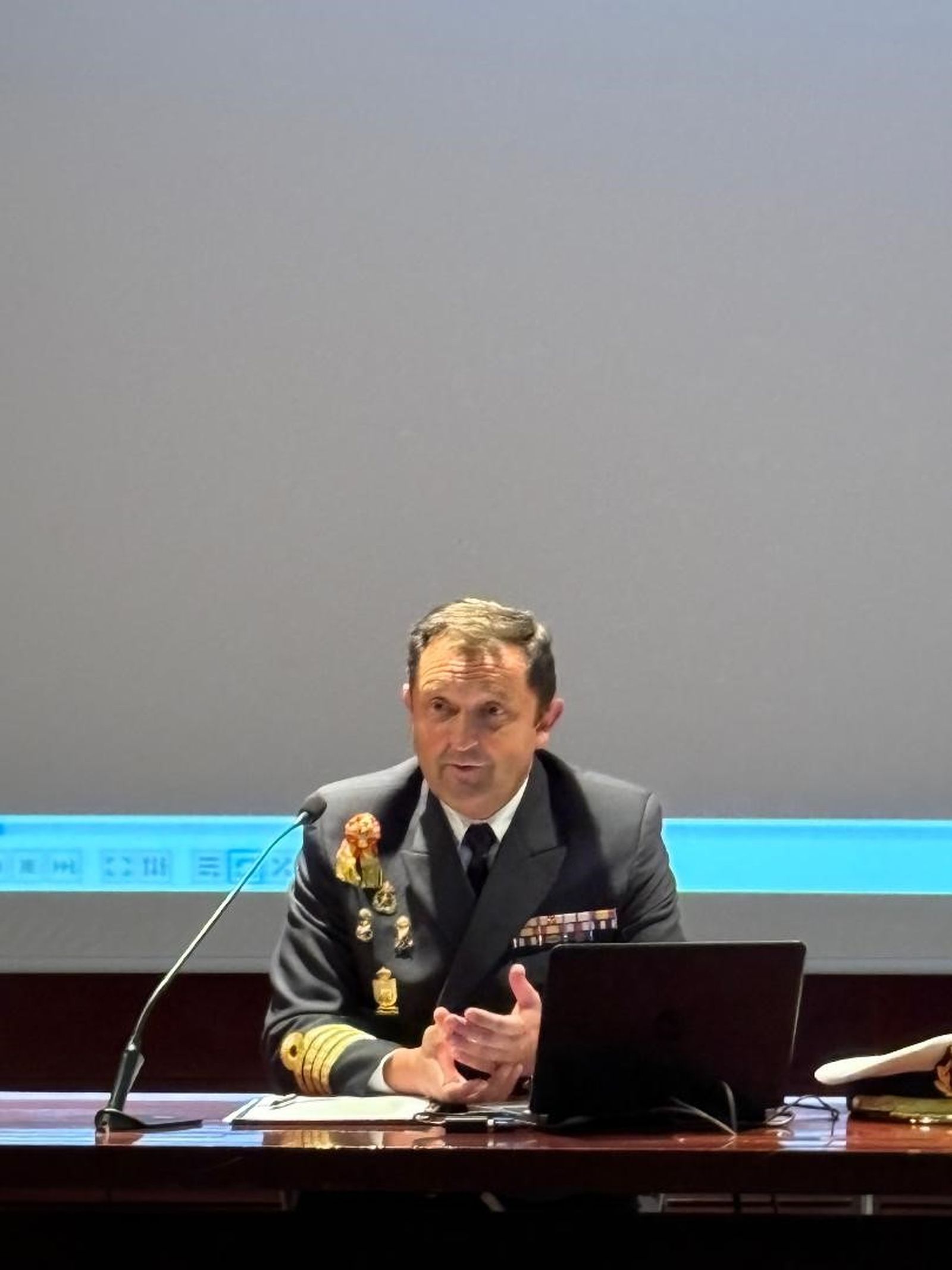 El comandante del buque escuela Juan Sebastián de Elcano, el capitán de Navío José María de la Puente Mora-Figueroa, durante la conferencia.