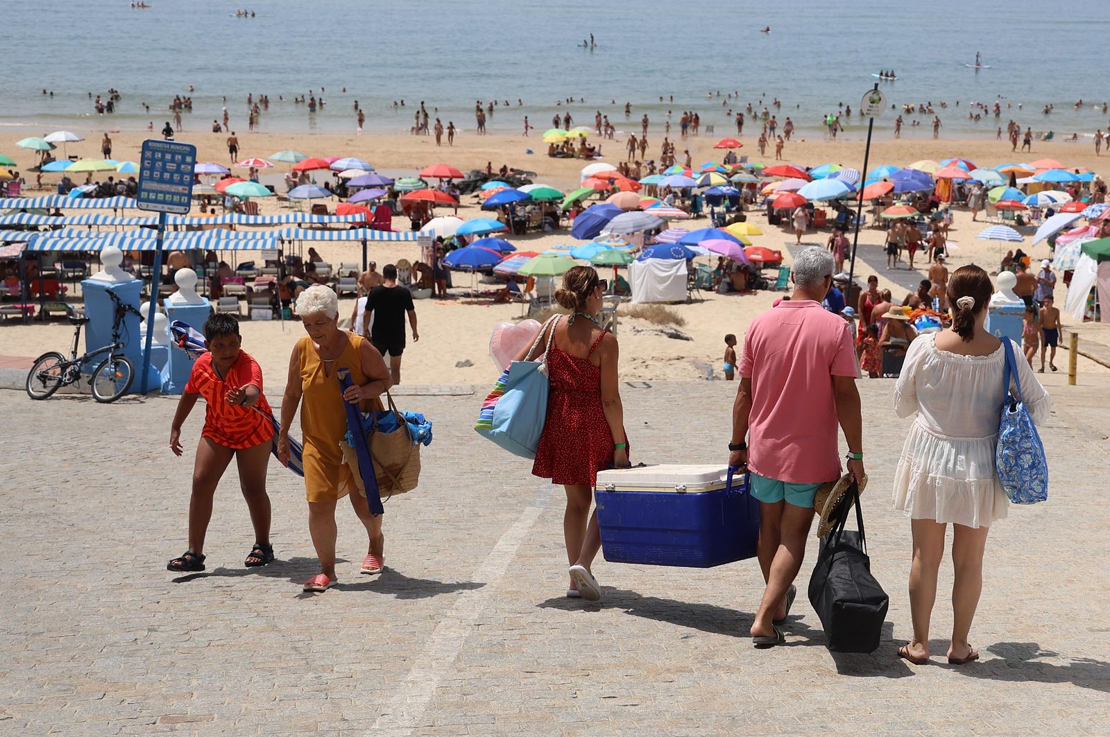 Imágenes del caluroso día en la playa de Matalascañas