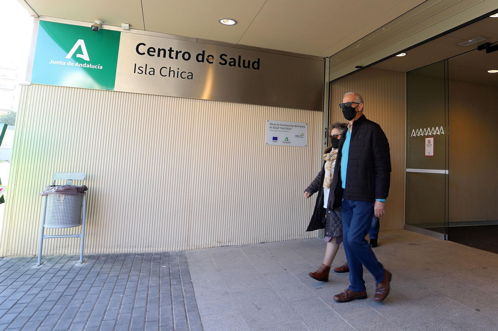 Dos pacientes salen del centro de salud de Isla Chica.