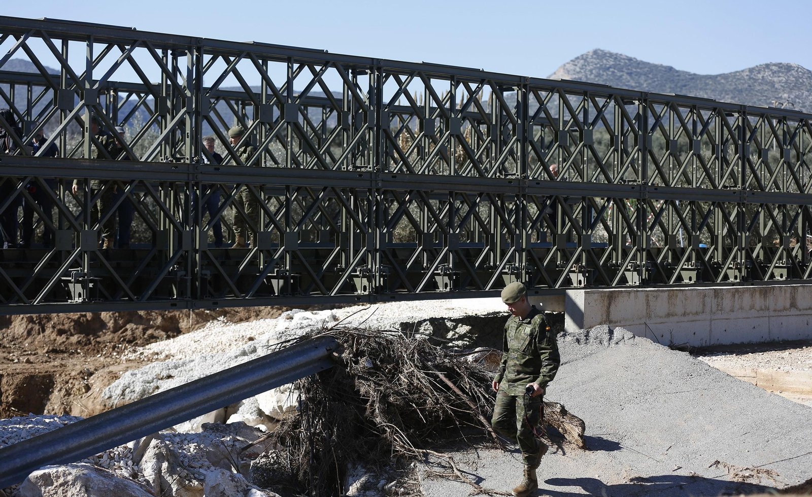 La visita de la ministra de Defensa a los puentes de Casariche y El Rubio, en imágenes