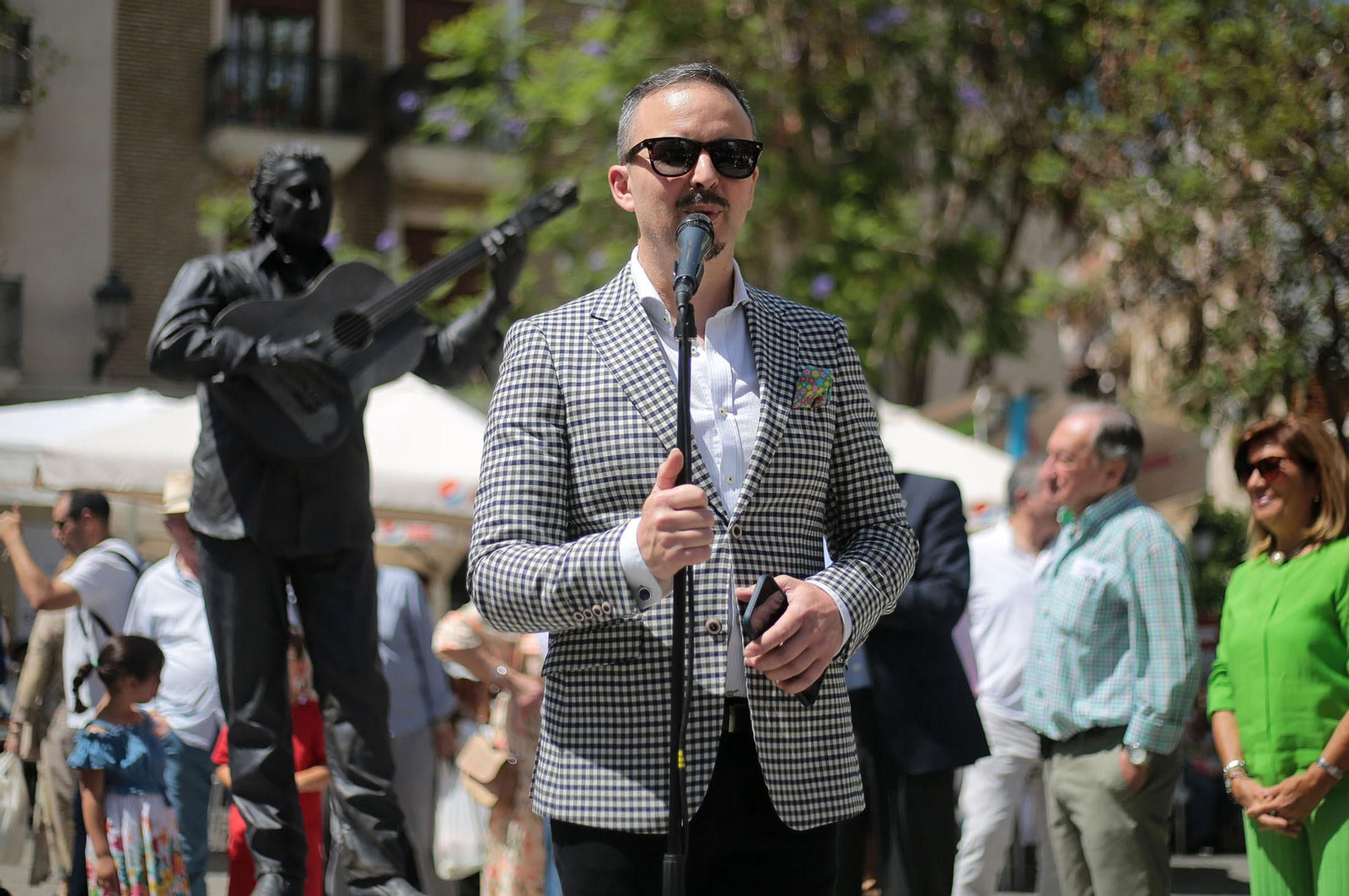 Imágenes del descubrimiento de la escultura en honor a Joseli Carrión