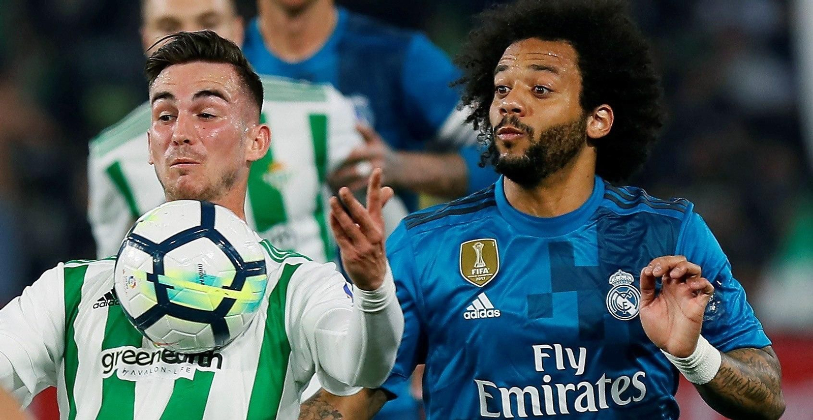 Fabián controla el balón con el pecho en presencia de Marcelo, en un lance del último Betis-Real Madrid disputado en el Benito Villamarín.