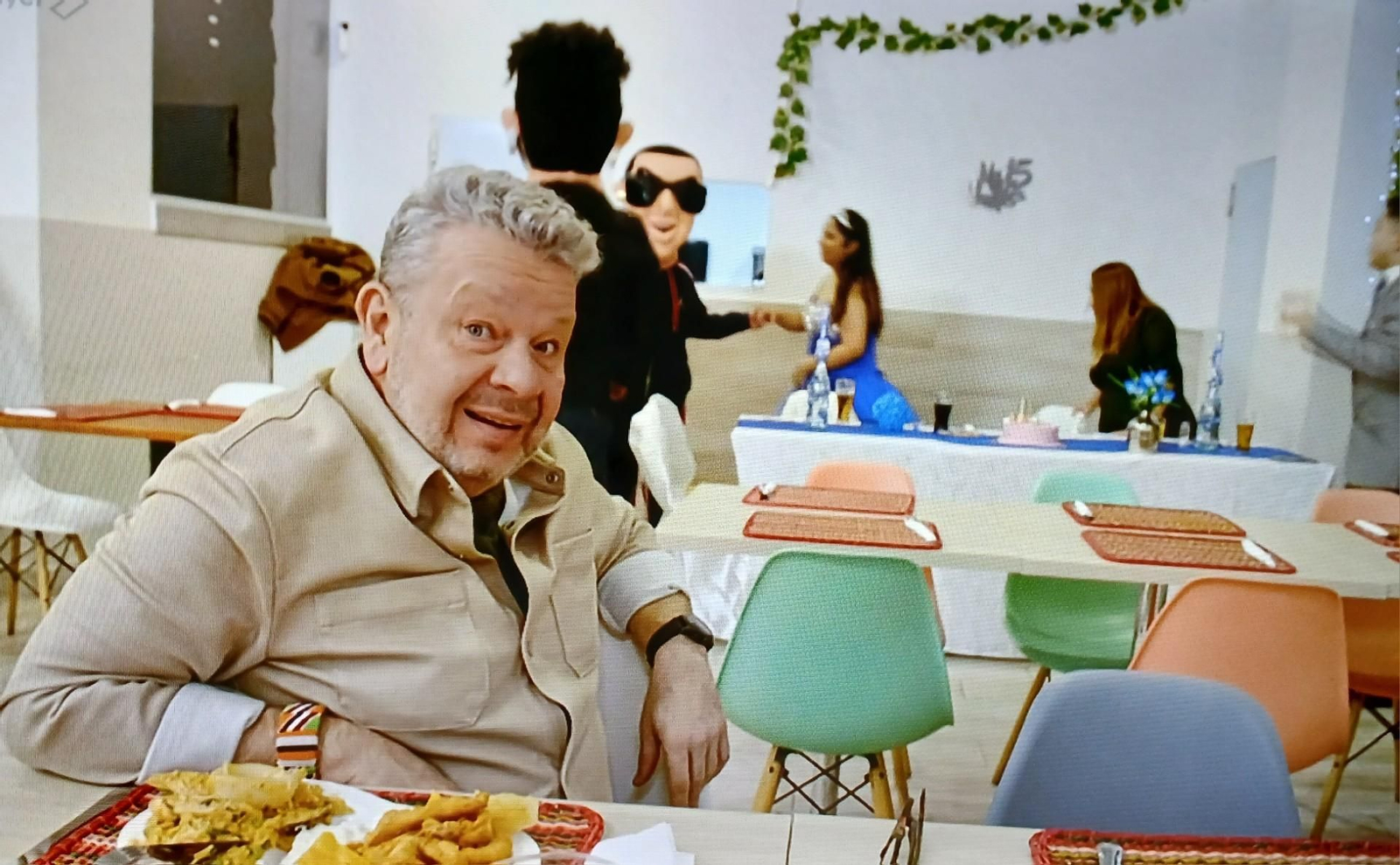 Alberto Chicote no sale de su sorpresa al contemplar a los dos espontáneos cabezudos en el restaurante Tradiciones Peruanas