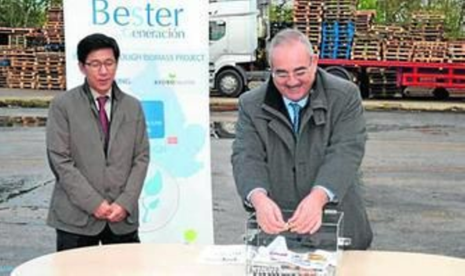 El consejero delegado de Bester, Antonio Macías, cierra la urna de la primera piedra.