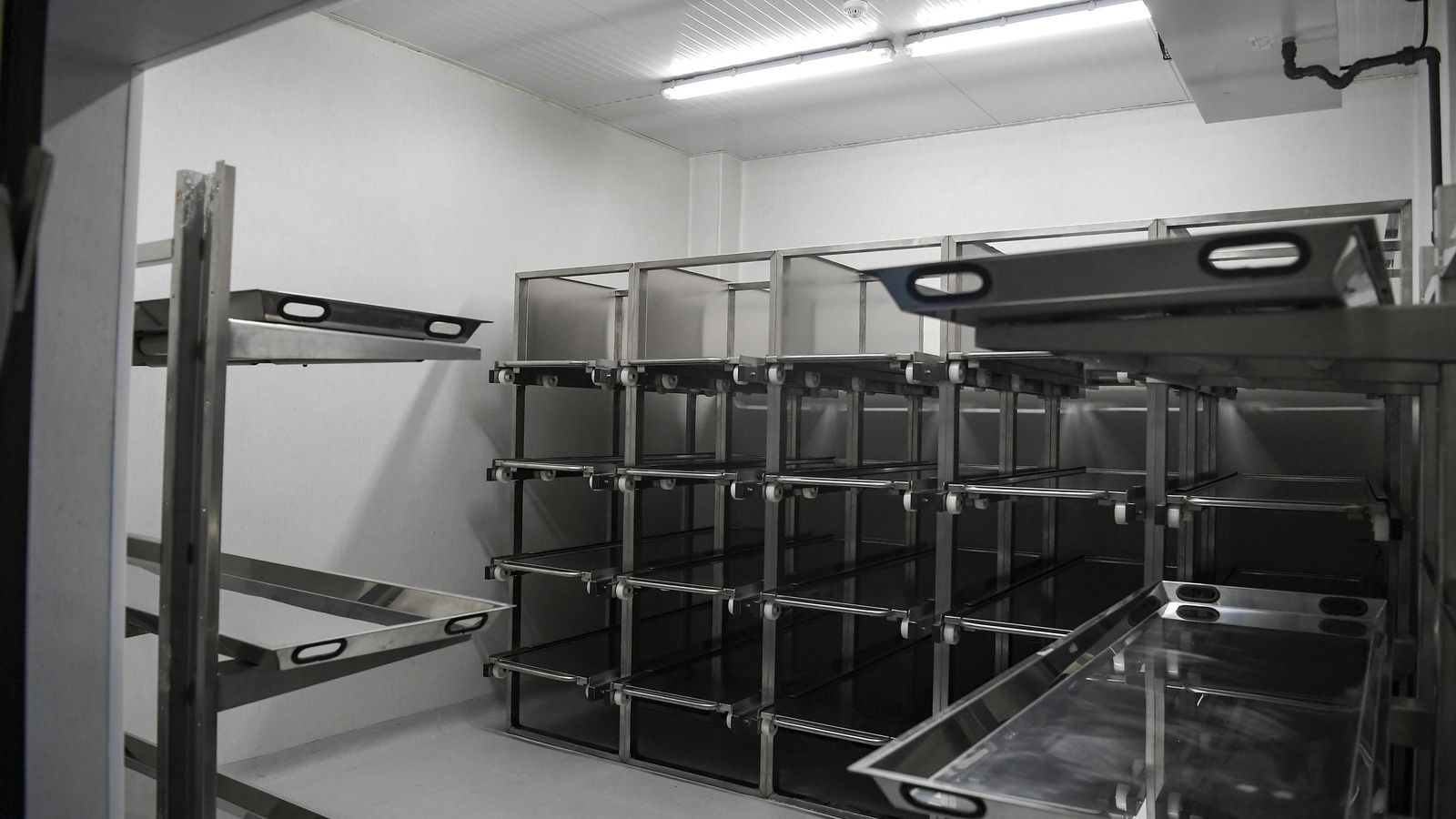 Imagen de una de las salas de almacenaje del Instituto de Medicina Legal de Granada