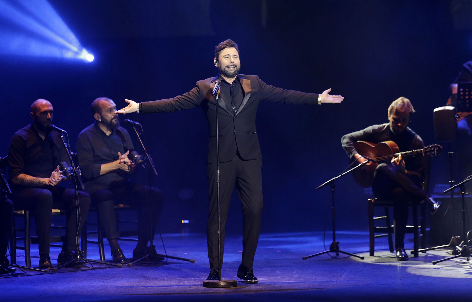 Imágenes de la actuación de Miguel Pôveda en el Teatro Falla