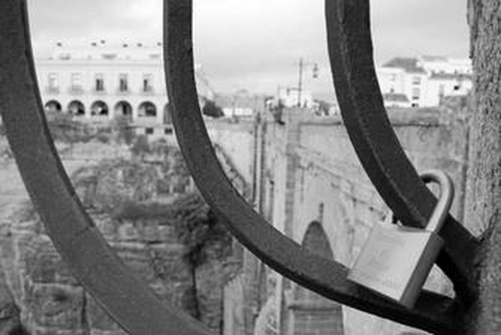 Uno de los candados que 'decoran' una de las verjas del Puente Nuevo de Ronda.