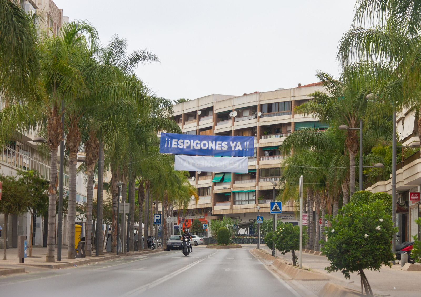 Imágen de archivo de carteles en Motril pidiendo que se realicen los espigones