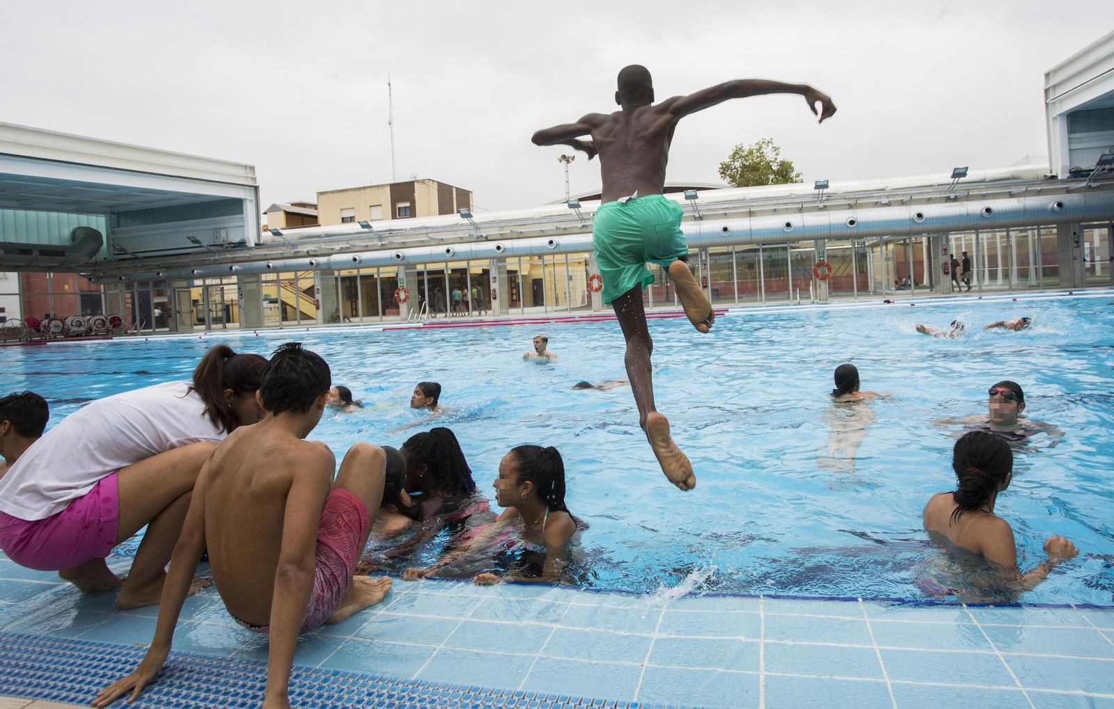 Grupos de niños de distintas asociaciones participan en las actividades de 'baño social'.