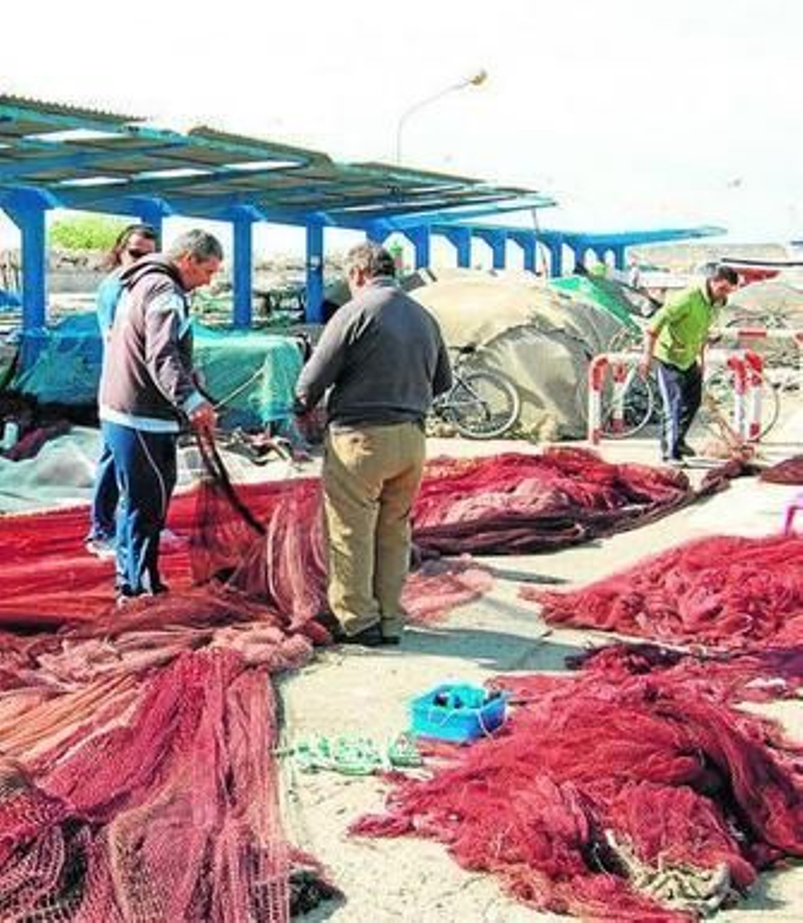 Los marineros aprovechan el paro para arreglar las redes.