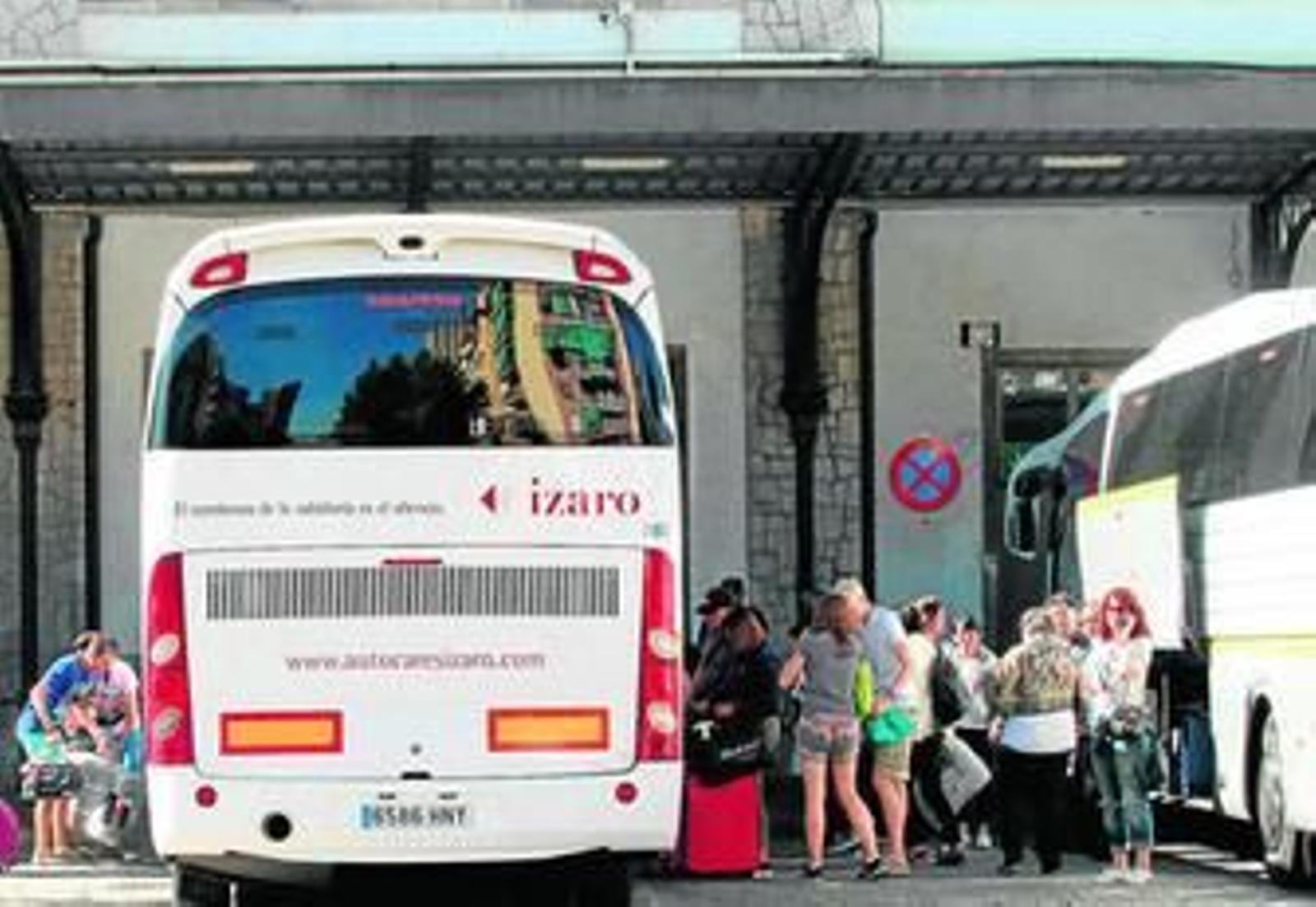 Esta estampa a las puertas de la estación de Renfe de Granada capital se repite a diario desde el 7 de abril de 2015.