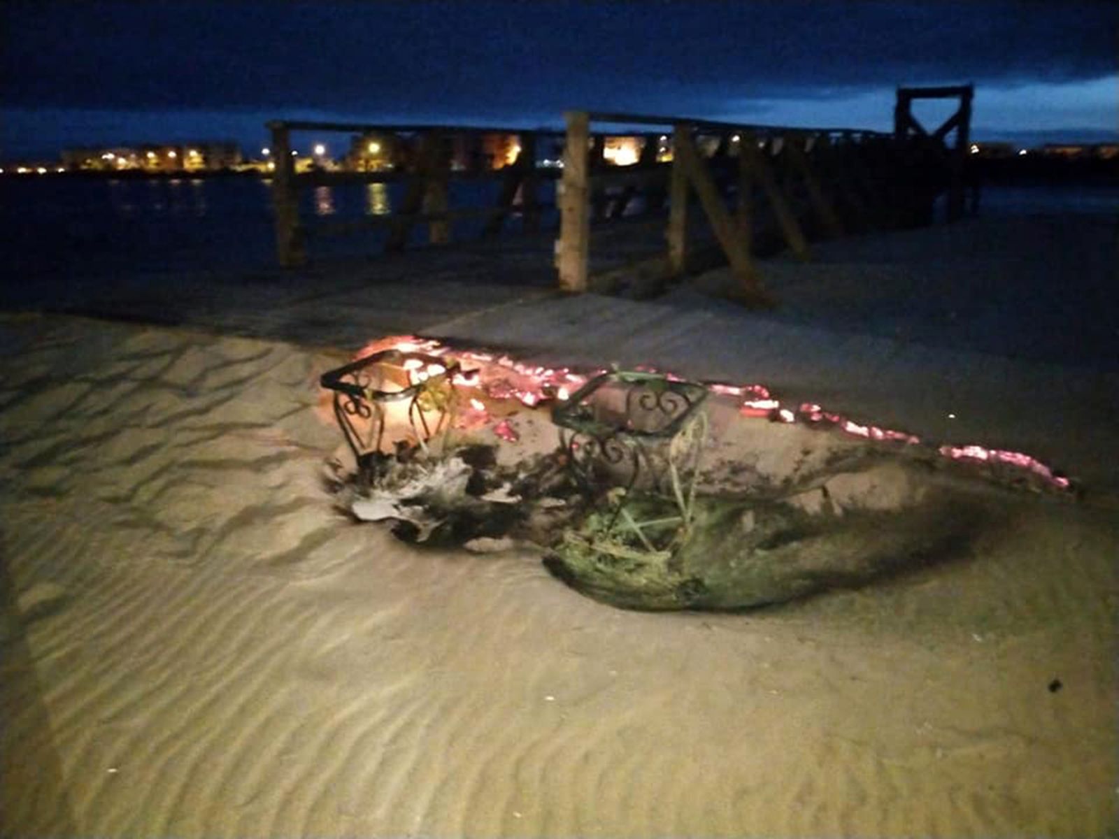 Las llamas de los contenedores se propagaron al vomitorio.