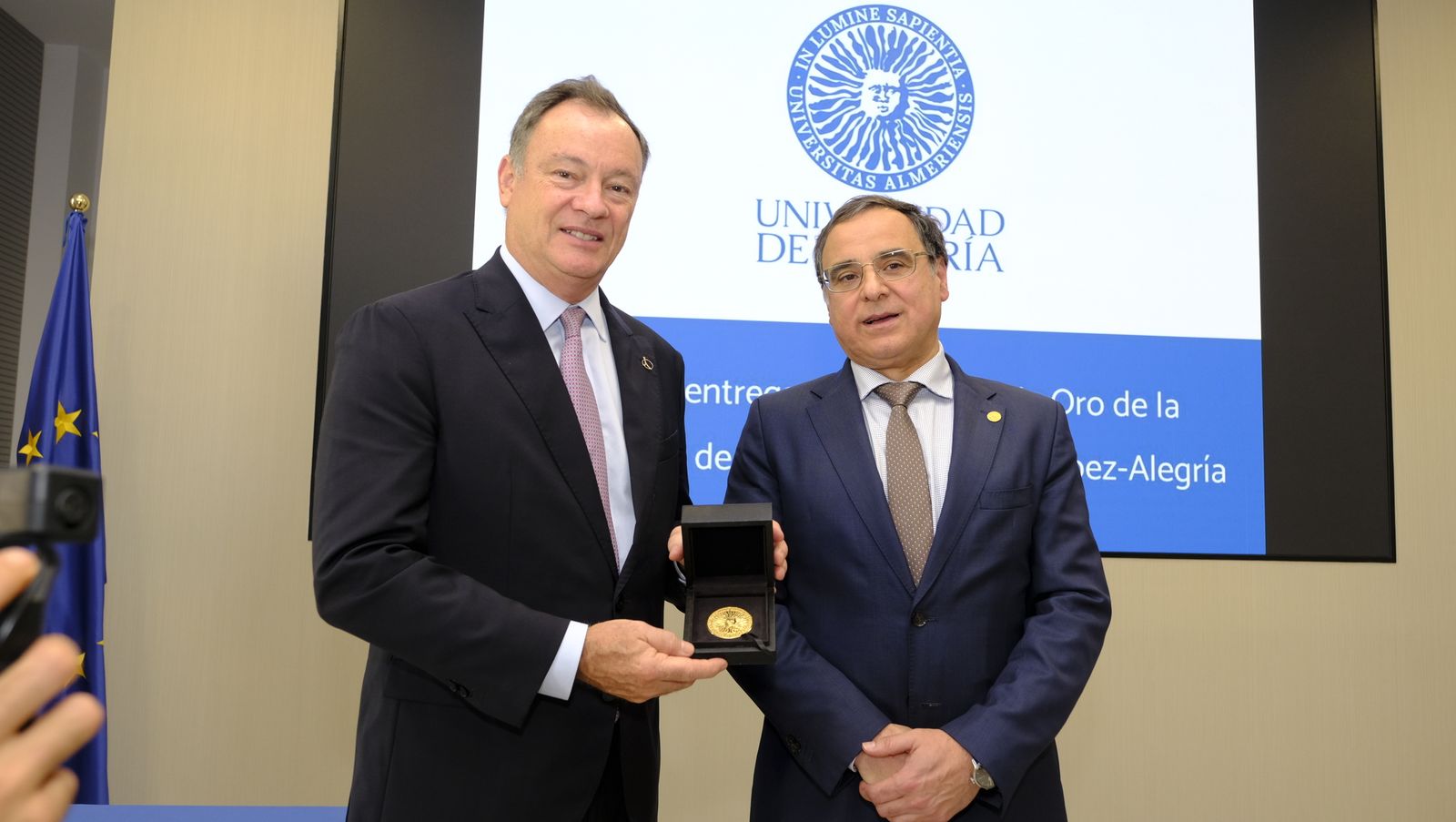 Imágenes de la imposición de la Medalla de Oro de la Universidad de Almería, al astronauta Miguel López Alegría